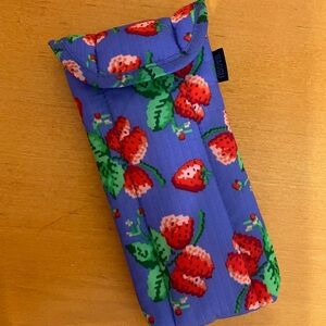 BAGGU PUFFY GLASSES SLEEVE (STRAWBERRY)